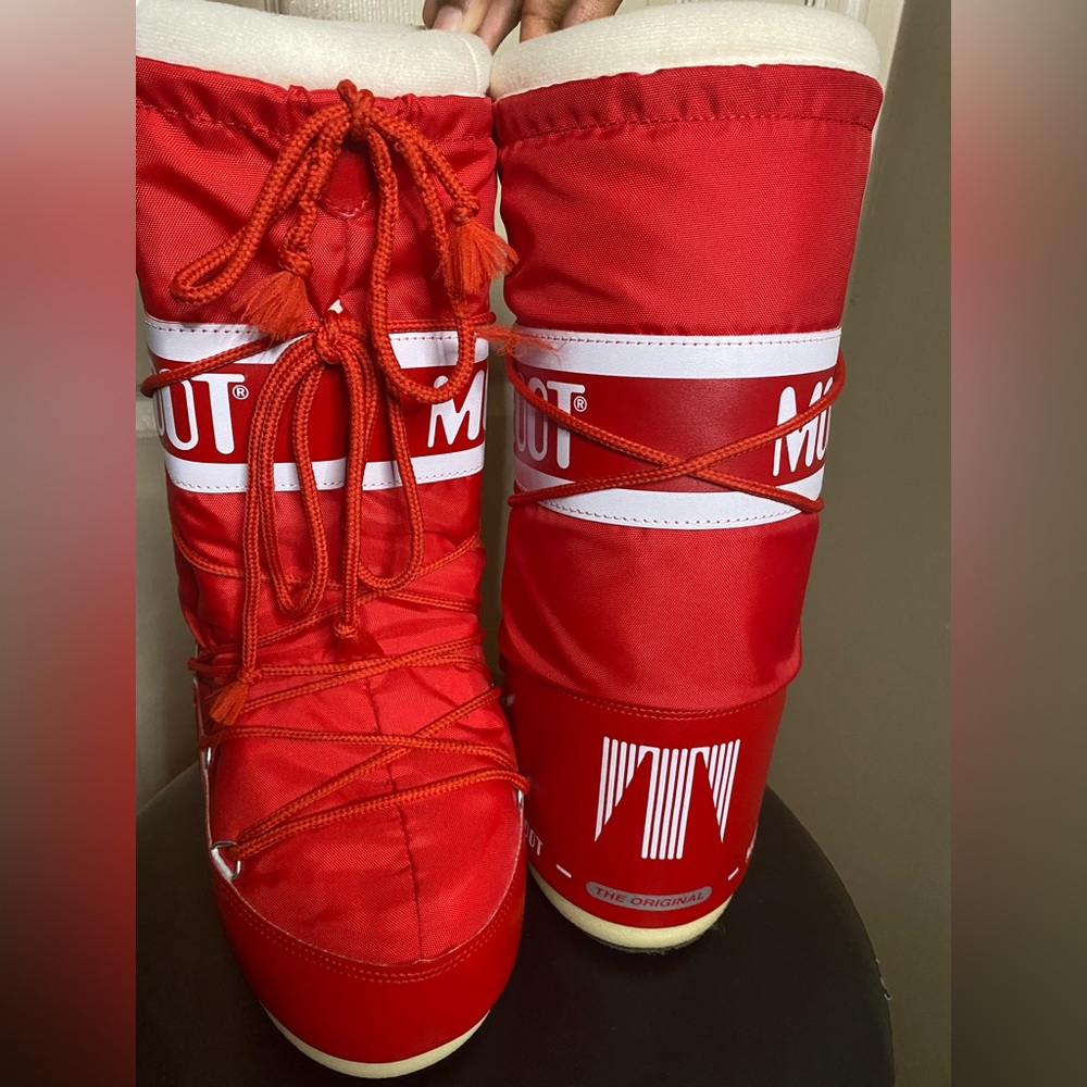 Red moon boots . Great for the winter . Size 8 Women’s.